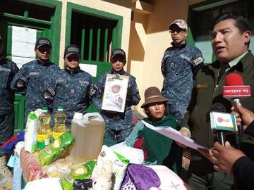 Entregan ropa y alimentos a una mujer