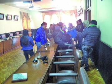 Los estudiantes de la UATF siguen confrontados por la dirigencia de la FUL