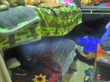 Las menores vivían hacinadas en una despensa para alimentos.