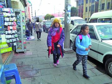 Estudiantes retornan a clases con horario de invierno en la ciudad
