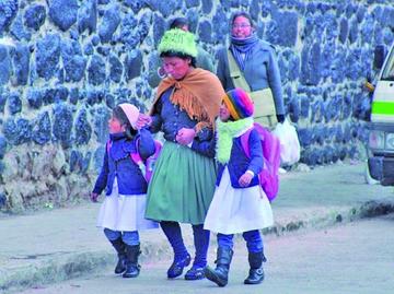 Estudiantes retornan a clases con horario de invierno en Potosí