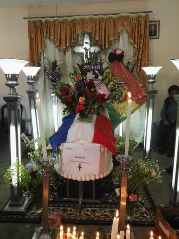 Ayer sus retos fueron velados en su casa.