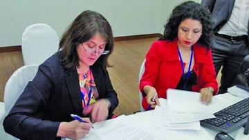 Las representnates de ambos países Ximena Fuentes y Dayana Ríos en la firma del acta de la reunión.