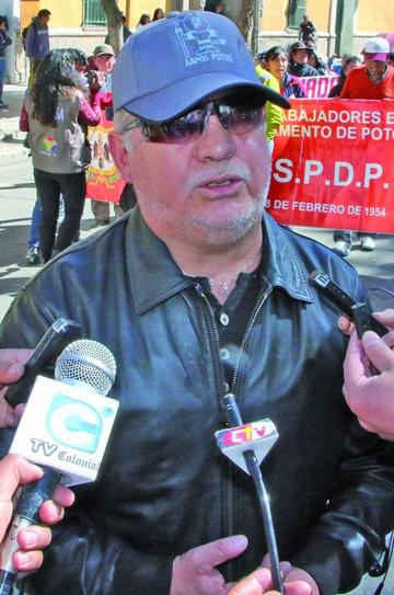 Trabajadores de Aapos en calles contra un diputado