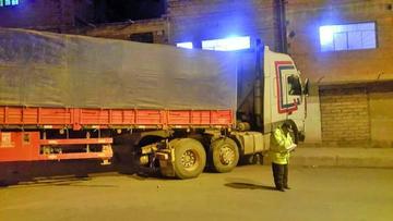Chofer estrella su camión contra una casa