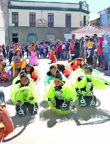Los bailarines del jardín de niños Andrea Arias y Cuiza.