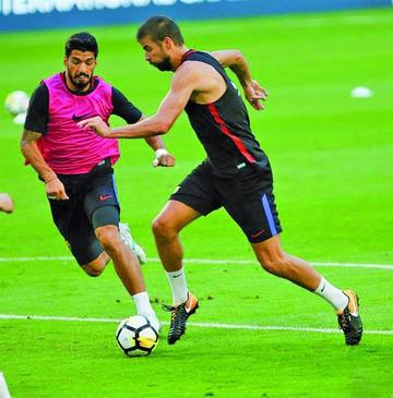 Los jugadores del Barza, Luis Suárez y Gerard Pique.