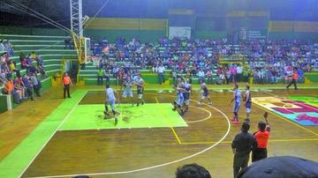 El equipo azul y blanco en uno de los ataques.