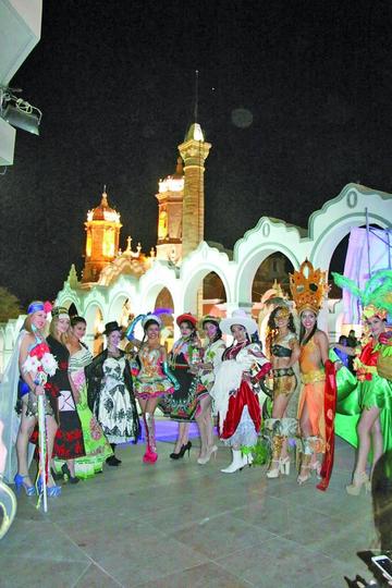 Las candidatas luciendo los trajes típicos.