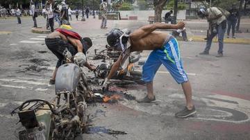 Manifestantes reconstruyeron barricadas con motocicletas.