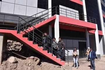 El gobernador Juan Carlos Cejas inspecciona la construcción.