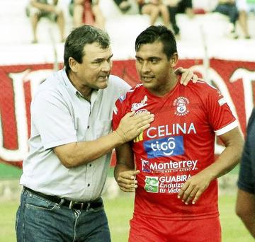 Víctor Hugo Antelo da algunas instrucciones a José Alfredo Castillo.