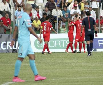 El equipo montereño festeja uno de los goles.