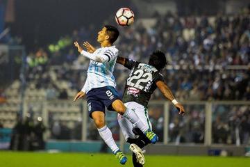 Guillermo Acosta (i) de Atlético Tucumán disputa el balón ante Helmut Gutiérrez (d) de Oriente.