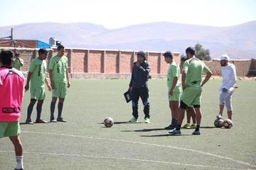 El técnico argentino dirige su primer entrenamiento.
