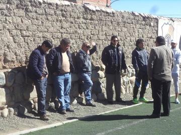 La dirigencia de la banda roja junto al técnico Víctor Andrada.