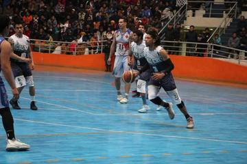 Louis Munks lleva el balón en ofensiva.