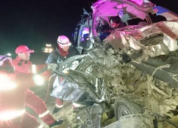 El personal policial rescata el cuerpo del chofer fallecido.