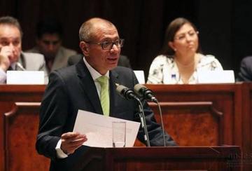 Presidente de Ecuador le retira las funciones a su vicepresidente 