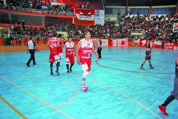 Los jugadores se saludan tras la victoria.