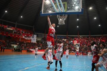 Lucas Tischer clava el balón.
