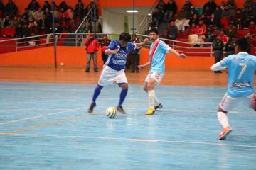 Javier Carmona, de Concepción, controla el balón.