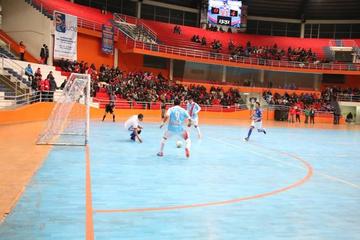 El jugador Edson Copa, de Cobbel, anota el último tanto.