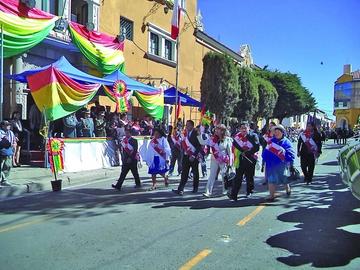 La Asamblea Legislativa Departamental desfiló en homenaje a Bolivia.