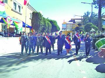 Representantes de instituciones potosinas rindieron su homenaje a la patría.