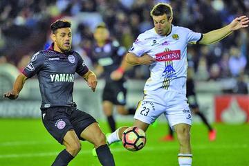 Matias Alonso (d) de The Strongest se enfrenta a Lautaro Acosta (i).