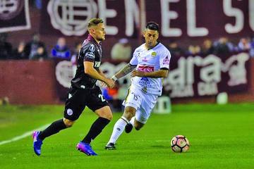 Luis Maldonado (d) de The Strongest disputa la pelota con Marcelo Herrera (i).