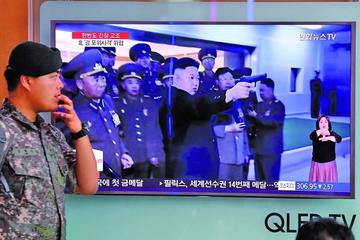 Surcoreanos observan la transmisión de un noticiero reportando sobre Corea del Norte en una estación en Seúl.