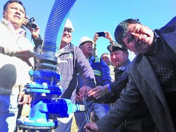 El alcalde y el gobernador abren el grifo para el carguío de agua a la primera cisterna.
