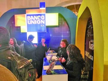 Un puesto de exposición de una entidad bancaria.