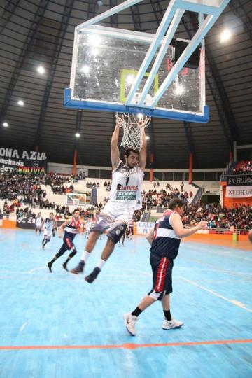 Cristhian Camargo se  cuelga del aro.