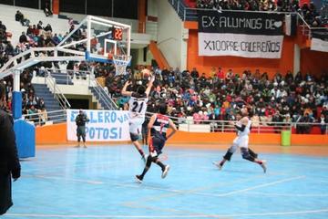 Juan Valdivia anota los puntos en un contragolpe.