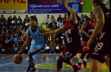 Rene Calvo (d), de Pichincha, marca a su rival.