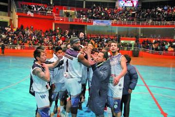 El DT Giovanny Vargas, junto al plantel festeja la victoria.