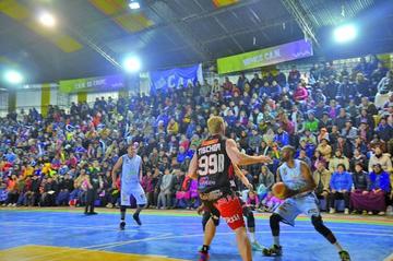 Lucas Tischer, de Pichincha, marca a su rival.