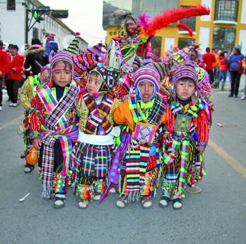 Un grupo de niños baila en ritmo del Tinku.