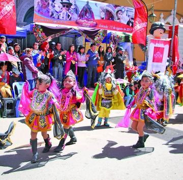 Las bailarinas pasan delante del palco.