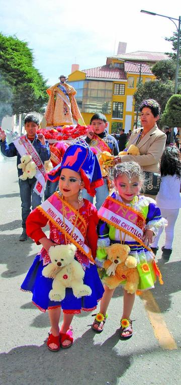 Niños bailarines superan al frío