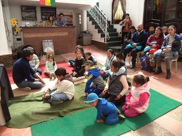 Niños escuchan cuentos chiquitos