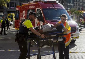 El traslado de uno de los afectados por el atentado ocurrido ayer en las Ramblas.