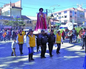 La imagen de San Bartolomé llega al templo de San Bernardo.