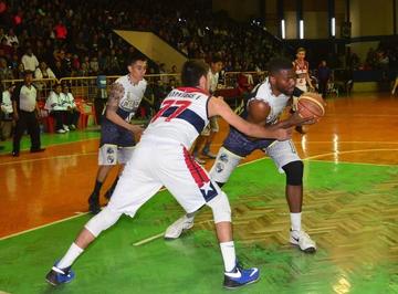 Abiodun Adegoke trata de quedarse con el balón.