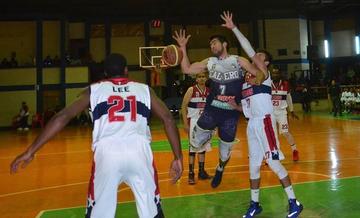Cristhian Camargo es detenido por los jugadores de San Simón.