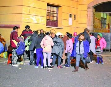 Un grupo haciendo fila en la Casa Municipal de Cultura.