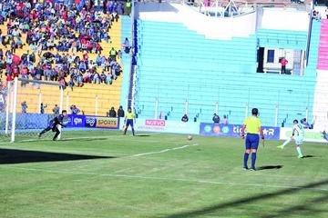 Juan Carlos Arce transforma el penal en gol para la academia paceña.