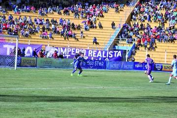 Vladimir Castellón se pierde frente a frente la apertura del marcador.